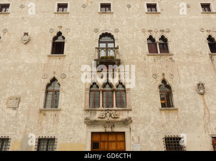 Udine, Italien verschiedene Gebäude und Skulpturen Stockfoto