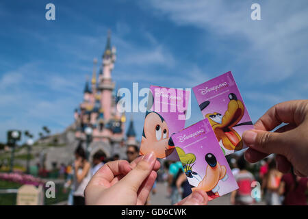 Familien-Tickets im Disneyland Paris Stockfoto