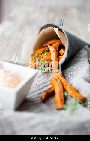 Frische hausgemachte Süßkartoffel Pommes Frites mit Thymian Stockfoto