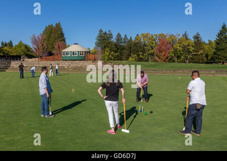 Menschen, spielen Krocket, Krocket Spieler, Spiel Krocket, Weinprobe, Sonoma-Cutrer Weinberge, Sonoma-Cutrer, Sonoma Cutrer, Windsor, Kalifornien Stockfoto