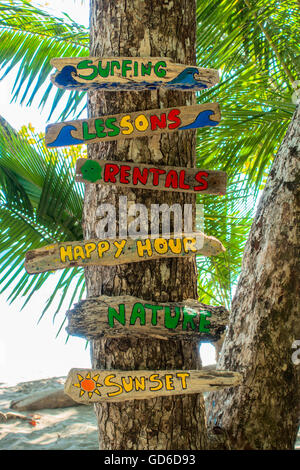 Bunte Zeichen Werbung Surfunterricht. Playa Espadilla, Quepos, Provinz Puntarenas, Costa Rica, Zentralamerika. Stockfoto