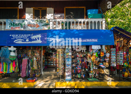 Ein Souvenir-Shop. Playa Espadilla, Quepos, Provinz Puntarenas, Costa Rica, Zentralamerika. Stockfoto