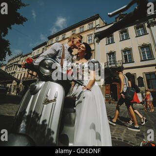 Braut und Bräutigam auf Oldtimer Motorroller Stockfoto