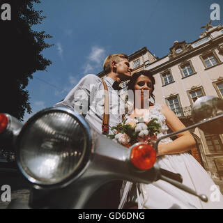 Braut und Bräutigam auf Oldtimer Motorroller Stockfoto