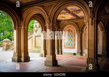 Bethesda Terrasse und Brunnen mit Blick auf den See im New Yorker Central Park Stockfoto