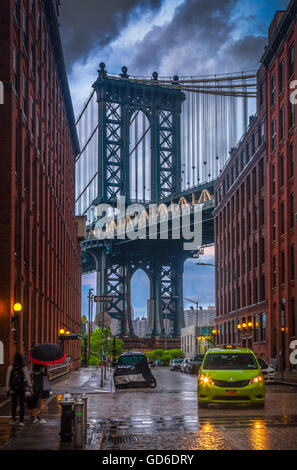 Die Manhattan Bridge ist eine Hängebrücke, die den East River in New York City überquert. Stockfoto