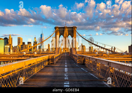 Die Brooklyn Bridge in New York City ist eine der ältesten Hängebrücken in den Vereinigten Staaten Stockfoto