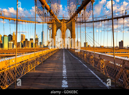 Die Brooklyn Bridge in New York City ist eine der ältesten Hängebrücken in den Vereinigten Staaten Stockfoto