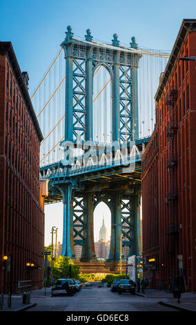 Die Manhattan Bridge ist eine Hängebrücke, die den East River in New York City überquert. Stockfoto