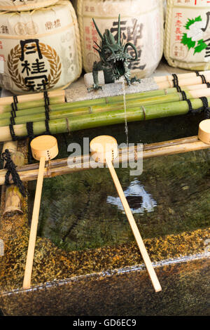 Blick auf eine japanische Temizuya, eine Reinigung Schriftart für rituelle Reinigung in einem Tempel oder Schrein in der Nähe Stockfoto