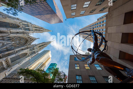 Atlas ist eine Bronzestatue vor dem Rockefeller Center in Midtown Manhattan, New York City. Stockfoto