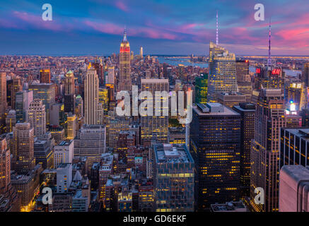 Bei Sonnenuntergang vom Rockefeller Center in New York City Midtown Manhattan Stockfoto