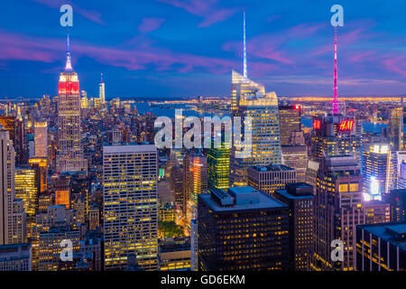 Bei Sonnenuntergang vom Rockefeller Center in New York City Midtown Manhattan Stockfoto