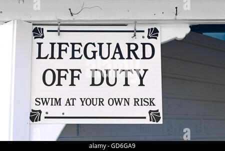 Ein Rettungsschwimmer aus Pflicht Warnschild hing am Eingang eines Gebäudes. Stockfoto