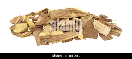 Einen kleinen Stapel von Mesquite-Holz Räucherspäne für Aroma Grill und Grilladen isoliert auf einem weißen Hintergrund. Stockfoto