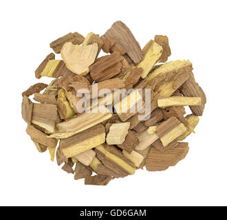 Draufsicht auf einen kleinen Stapel von Mesquite-Holz Räucherspäne für Aroma Grill und Grilladen isoliert auf einem weißen Hintergrund. Stockfoto