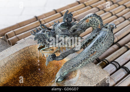 Blick auf das Metall Drache von einem japanischen Temizuya, eine Reinigung Schriftart für rituelle Reinigung in einem Tempel oder Schrein in der Nähe Stockfoto