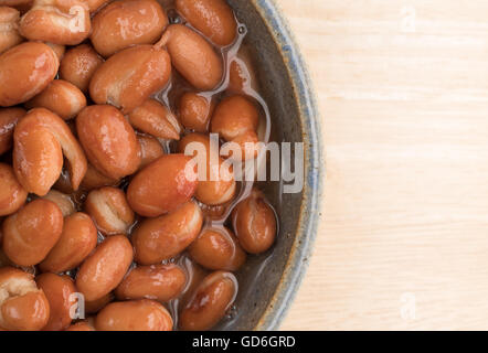 Enge Draufsicht einer Portion geschälten Bohnen auf einem Holztisch. Stockfoto