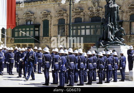 Eine Zeremonie der Armee auf die Pjazza San Gorg in der alten Stadt Valletta auf Malta in Europa. Stockfoto