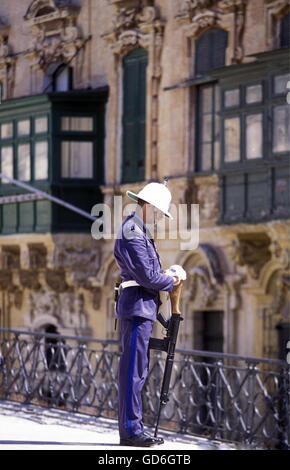 Eine Zeremonie der Armee auf die Pjazza San Gorg in der alten Stadt Valletta auf Malta in Europa. Stockfoto