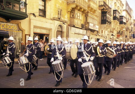 Eine Zeremonie der Armee auf die Pjazza San Gorg in der alten Stadt Valletta auf Malta in Europa. Stockfoto