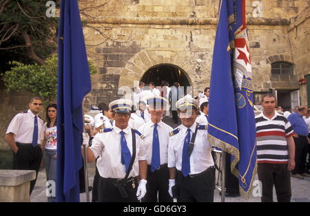 Eine Zeremonie der Armee auf die Pjazza San Gorg in der alten Stadt Valletta auf Malta in Europa. Stockfoto