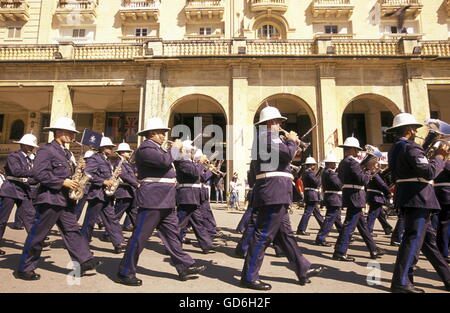 Eine Zeremonie der Armee auf die Pjazza San Gorg in der alten Stadt Valletta auf Malta in Europa. Stockfoto