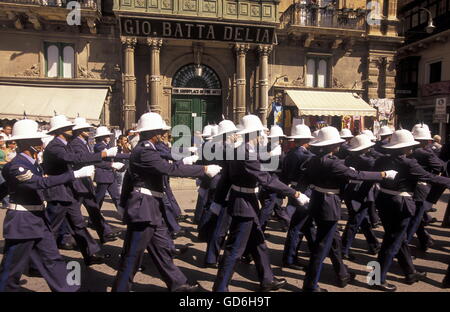 Eine Zeremonie der Armee auf die Pjazza San Gorg in der alten Stadt Valletta auf Malta in Europa. Stockfoto