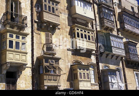 Die traditionelle Balkone an den Häusern in der Altstadt von Valletta auf der Insel Malta im Mittelmeer ich Stockfoto