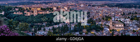 Die Alhambra, Panorama Panoramablick bei Sonnenuntergang von St. Nikolaus, Granada, Andalusien, Spanien Stockfoto