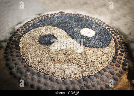 Yin-Yang-Zeichen. Art der symbolischen Stein. Stockfoto