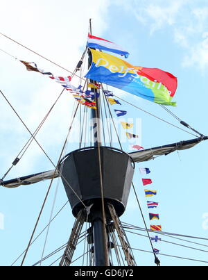 Krähennest Nao Victoria, eine Nachbildung des spanischen Carrack, die die erste Reise weltweit (1519-1522). Delfsail 2016 Stockfoto