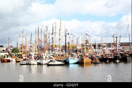 Verschiedene Segelschiffe vor Anker im Hafen von Delfzijl Damsterhaven, Niederlande.  Juli 2016 hoch Schiff Segel-Event "Delfsail" Stockfoto