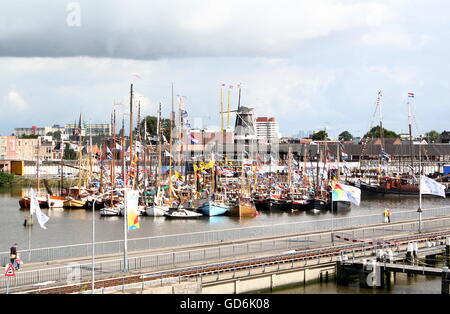 Verschiedene Segelschiffe vor Anker im Hafen von Delfzijl Damsterhaven, Niederlande.  Juli 2016 hoch Schiff Segel-Event "Delfsail" Stockfoto