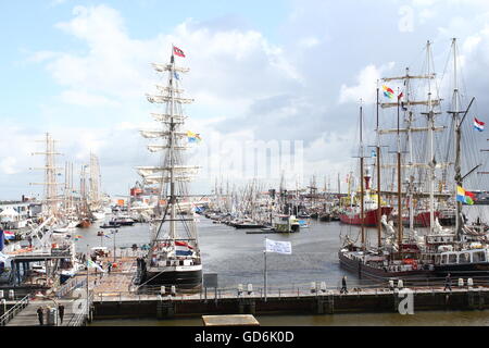 Verschiedene Segelschiffe vor Anker im Hafen von Delfzijl, Niederlande während Juli 2016-Großsegler-Segel-Event "Delfsail" Stockfoto