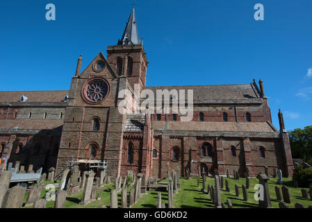 Die St. Magnus Cathedral, die Skyline der Hauptstadt Kirkwall Orkneyinseln SCO 10.585 beherrscht. Stockfoto