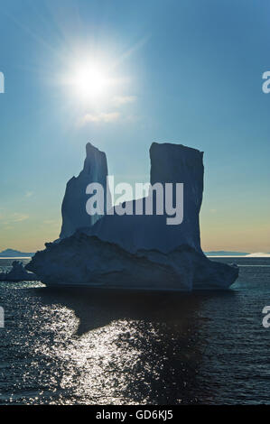 Vertikale Silhouette Eisberg in der Baffin Bay in der Nähe von Grönland. Stockfoto