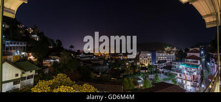 Panorama aufgenommen von einem Hügel zum Süden von Bogambara See, Kandy, Sri Lanka. Stockfoto