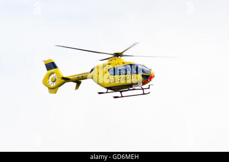 BATH, Großbritannien - 11. Juli 2016 Westmacht Verteilung Hubschrauber. Strom Service Flugzeuge im Flug Inspektion Stromleitungen Stockfoto