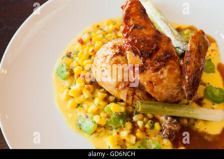 halbe Mary Freilandhaltung Huhn über Succotash, Nuance Restaurant, Santa Barbara, Kalifornien Stockfoto