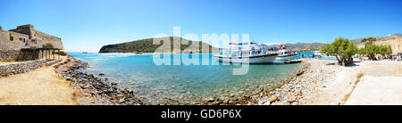 Motoryachten mit Touristen sind in der Nähe von Spinalonga Insel, Griechenland Stockfoto