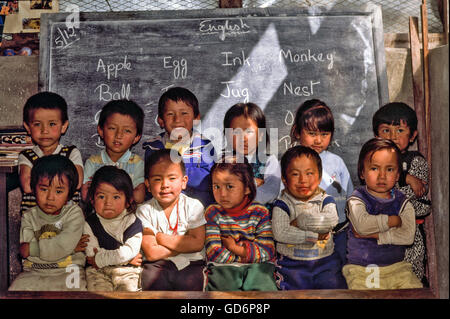 Tibetische Flüchtlingskinder lernen englische Wörter in einer Schule in tibetische Flüchtlingslager in Marpha Dorf von Mustang. Nepal. Stockfoto