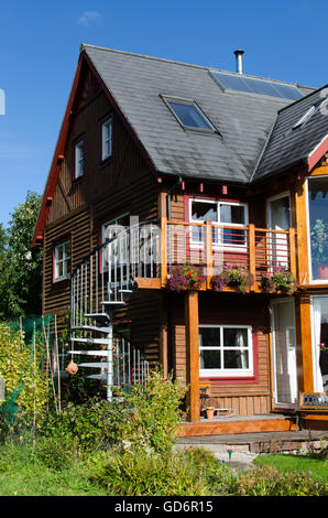 3 Etagen Holzhaus in Findhorn EcoVillage, Scotland, United Kingdom of Great Britain, mit Veranda und Außentreppe. Stockfoto