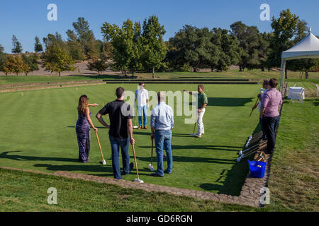 Menschen, spielen Krocket, Krocket Spieler, Spiel Krocket, Weinprobe, Sonoma-Cutrer Weinberge, Sonoma-Cutrer, Sonoma Cutrer, Windsor, Kalifornien Stockfoto