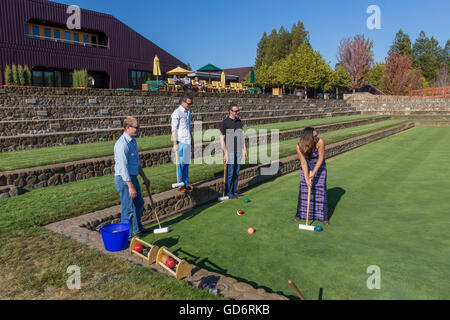 Menschen, spielen Krocket, Krocket Spieler, Spiel Krocket, Weinprobe, Sonoma-Cutrer Weinberge, Sonoma-Cutrer, Sonoma Cutrer, Windsor, Kalifornien Stockfoto