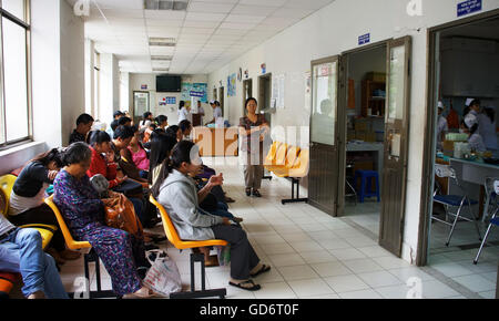 Masse der Leute sitzen und darauf warten, prüfen, Gesundheit, kranken Patienten sitzen auf Bank in öffentlichen Krankenhaus Stockfoto