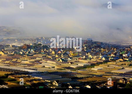 Teil von Dalat Stadt im zentralen Hochland von Vietnam im Morgennebel Stockfoto