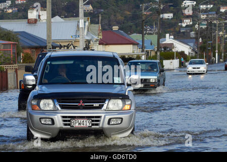 Verkehr auf überfluteten Bay View Road, South Dunedin Überschwemmungen, Dunedin, Südinsel, Neuseeland Stockfoto