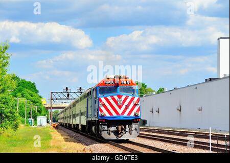 West Chicago, Illinois, USA. Ein Metra Lokomotive eine eastbound Nahverkehrszug Richtung Chicago, wie es der Westen Chicago Station verlässt. Stockfoto