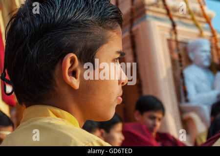 Nicht identifizierte junge Novizin auf Ganga Aarti Zeremonie im Parmarth Niketan Ashram bei Sonnenuntergang. Rishikesh Stockfoto